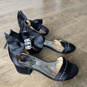 Badgley Mischka Black Satin Bow Shoes/ sz. 1